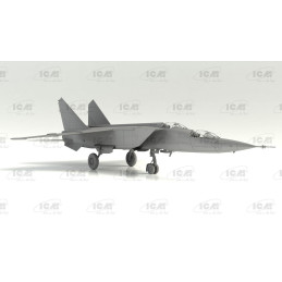MiG-25RU Soviet Training Aircraft 72176 ICM 1:72